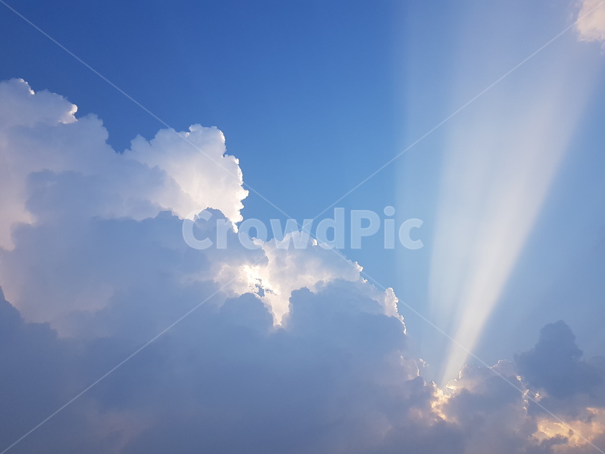빛내림,맑은,하늘,구름,빛나다,하늘색,빛오름,cloud,clear,suuny,light,skyblue,shine,sparkle,twinkle,gleam,sunbeam
