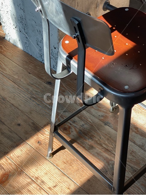 furniture,가구,chair,wood,의자,나무,hardwood,스틸의자,견목,마루바닥,카페,cafe,오후볕,볕,늦은오후
