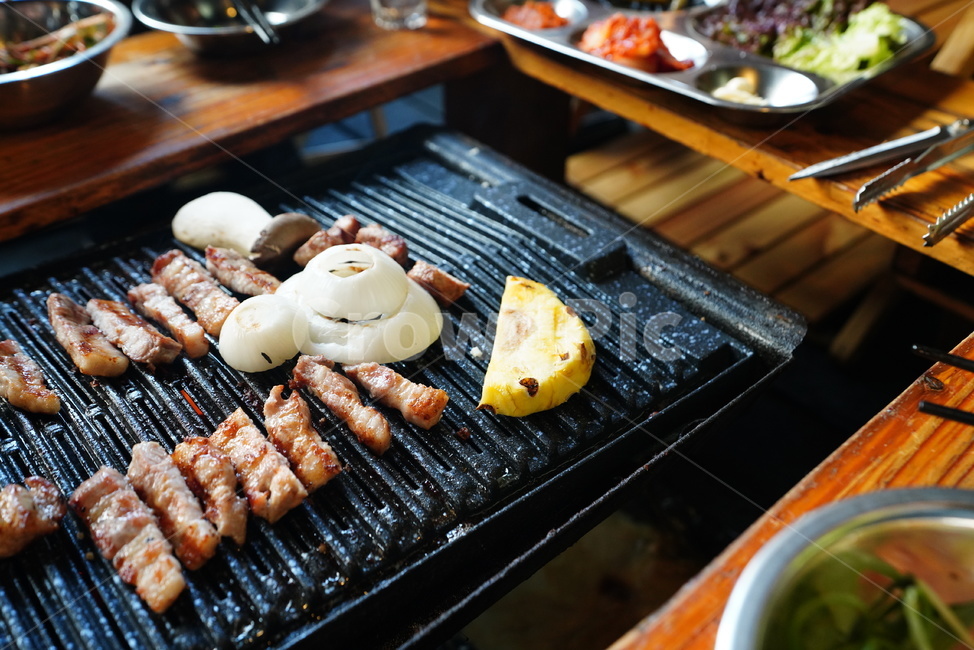 불판,육식,구이,육류,먹거리,음식,푸드,한식,식사,술안주,안주거리,food,양파,야채,삼겹살,음식,식재료,요리,food,cook,meal,dishes,food reserves,육류,고기,meat,한식,한국음식,한국요리,korean food,korean dishes,korean meal,korean cook