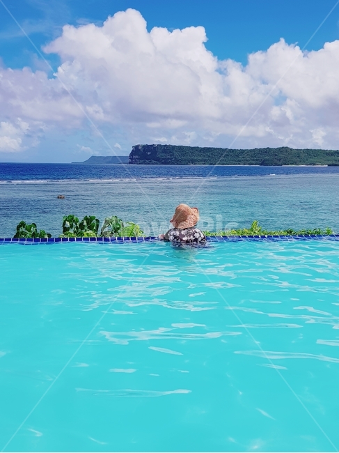 바다,여행,인피니트풀,풍경,pool,사람,인물,인간,human,person,여성,여자,woman,female,lady,여행,휴가,traveling,vacation,trip