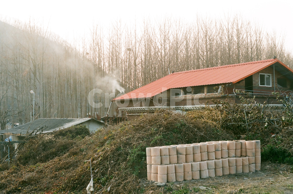 감성,감성사진,빈티지,아날로그,필름,필름사진,필름카메라,film,filmcamera,sensible,feeling,풍경,마을,시골,한국전통,한국문화,landscape,country,town,koreantraditional,koreanculture,휴식,힐링,rest,relaxation,저녁,노을,해질녘,연탄,석탄,따뜻함,굴뚝,연기,ash,집,고향,home,hometown,농촌