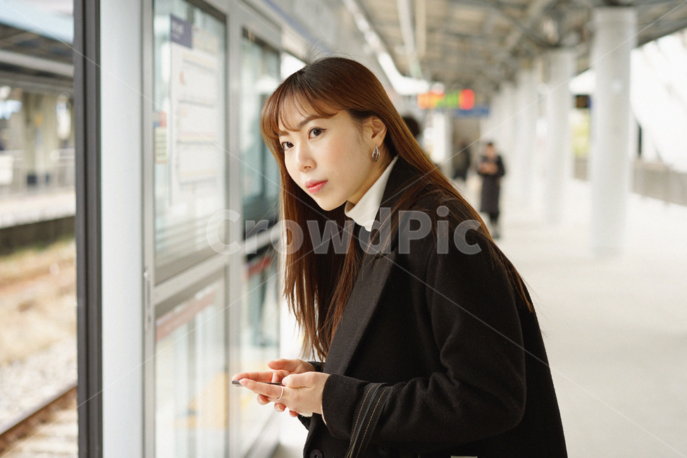 여자,여성,지하철,대중교통,전철,기다림,열차,기차,교통,지하철역,사람,인물,인간,human,person,여성,여자,woman,female,lady,감성,sensible,feeling,교통,교통수단,traffic,transportation