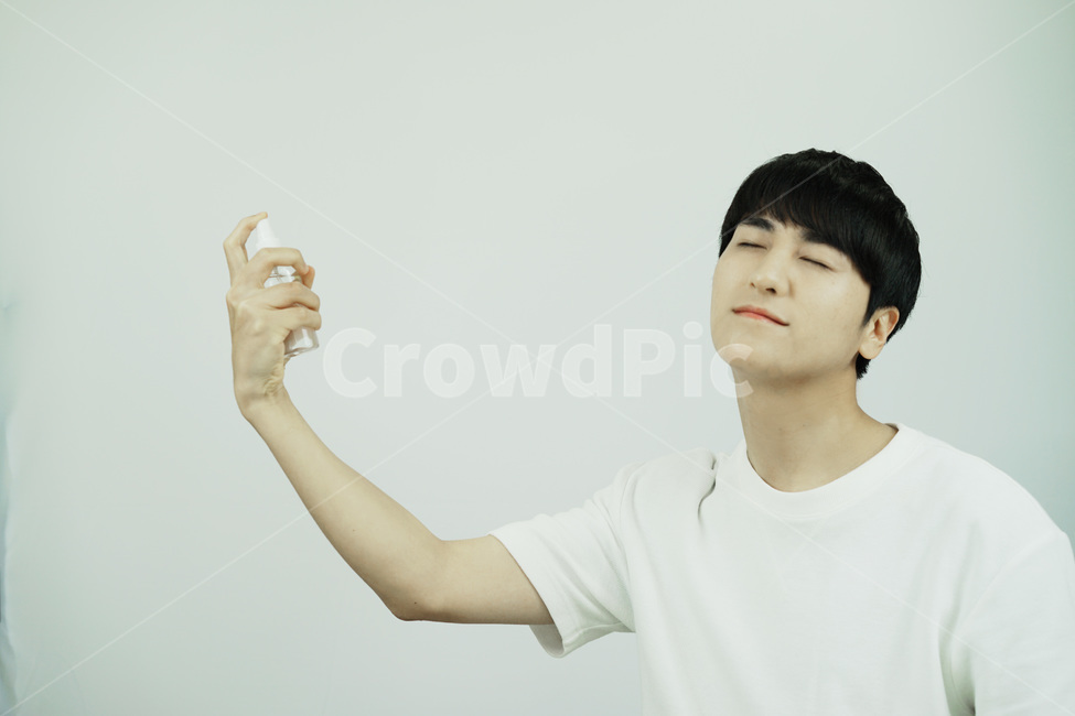 남자,뷰티,스킨케어,피부관리,화장품,beauty,skincare,cosmetic,남성,그루밍족,미스트,사람,인물,인간,human,person,남성,남자,man,male,뷰티,미용,beauty treatment