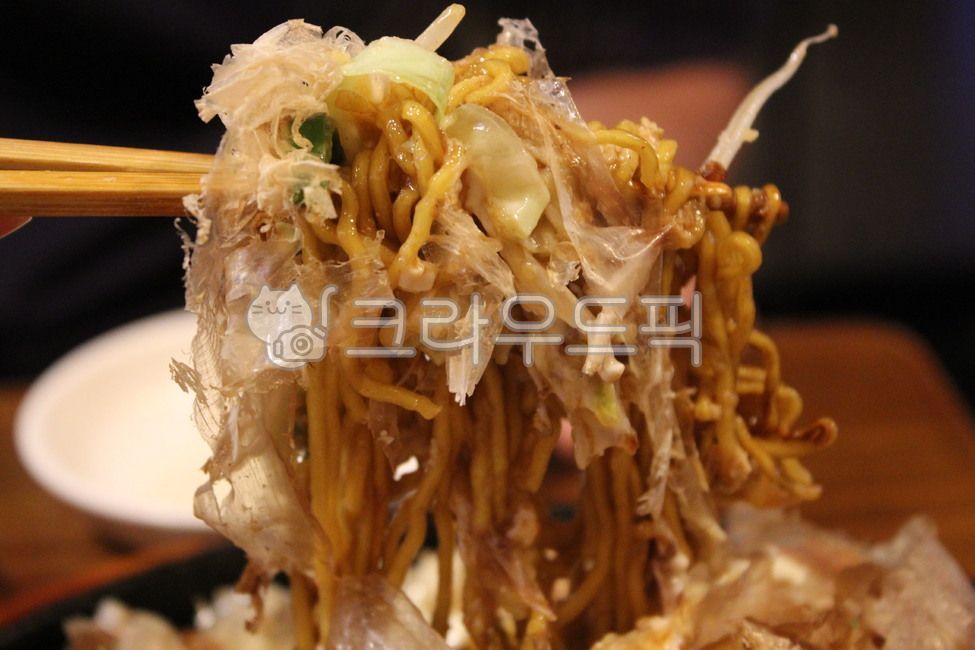 noodle dish,cabbage,Japanese ramen,Japanese food,wooden table,egg,noodles,plate,noodle,kelp,bowl,food,ramen,steamed egg,Ramen,cold ramen,table,carrot