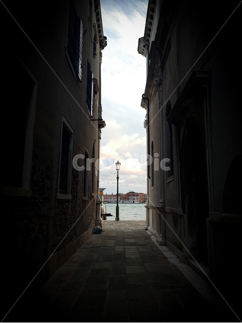 베네치아,희망,venice,골목길,빛,틈,길,감성사진,목표,어둠,골목길,alley,walkway,보도,path,통로,flagstone,판석,sidewalk,pavement,포장