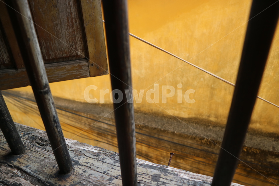 창살,handrail,banister,난간,railing,나무,wood,창밖,yellow,brown
