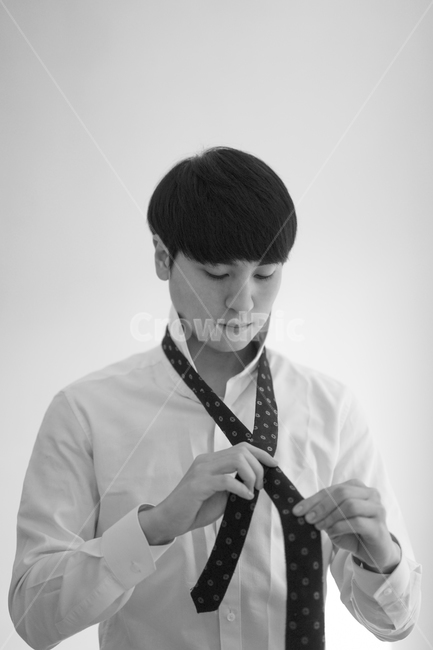남성,남자,와이셔츠,정장,셔츠,의류,착용,옷,넥타이,tie,shirt,흑백,사람,인물,인간,human,person,남성,남자,man,male,패션스타일,의상,fashion,style