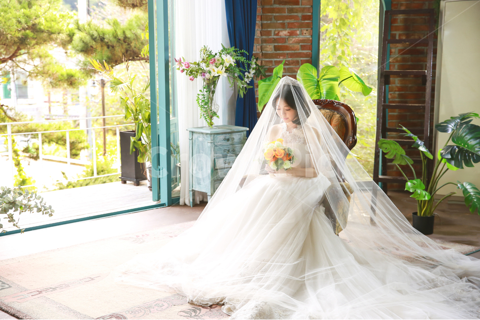 apparel,의복,clothing,의류,human,인간,person,사람,웨딩,wedding,사람,인물,인간,human,person,여성,여자,woman,female,lady,결혼,혼례,웨딩,wedding,marriage,marry