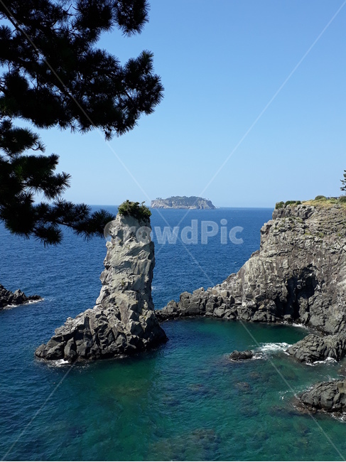 외돌개,제주도바닷가,푸른바다,외돌개바위,바닷가바위,제주도바다,제주도관광지,바위,폰배경,핸드폰배경,바다배경,바다풍경,자연,풍경,nature,landscape,한국자연풍경,한국자연경관,korea nature landscape,제주도,jeju,jeju island,outdoors,옥외,land,땅,ocean,대양,water,물,sea,바다,shoreline,해안선
