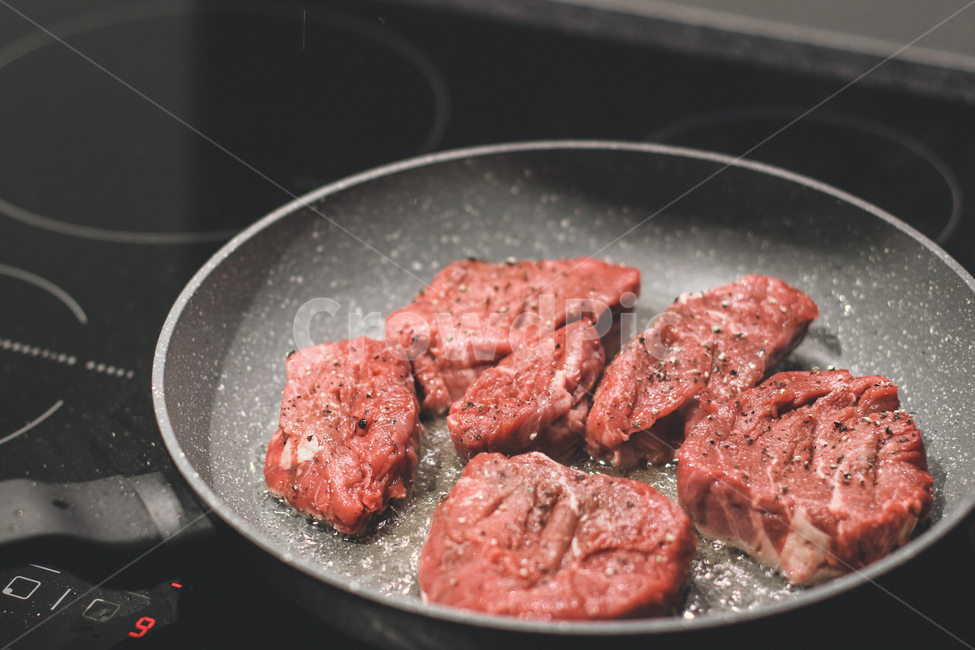 프라이팬,후라이팬,저녁,식사,dinner,스테이크,steak,beef,소고기,그릴,기름,올리브오일,등심,안심,salt,소금,후추,호주산,뉴질랜드산,소,고기,식욕,단백질,한끼,바베큐,bbq,barbeque,맛있는,먹음직스러운,음식,양식,요리,육류,고기,meat