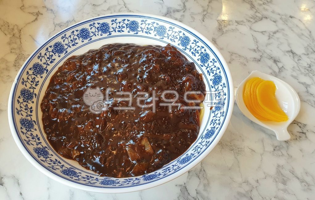 짜장면,자장면,중국집,중화요리,면요리,단무지,짜장소스,춘장,고기,양파,food,음식,plate,그릇,식사