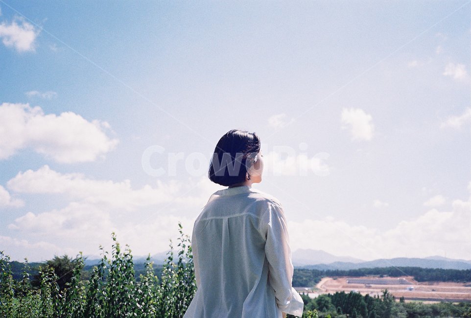 뒷모습,여자,청량,시원한,인물,cool,she,여성,감성적인,sensible,female,분위기있는,자연,mood,하늘,사람,인간,필름사진,filmcamera,woman,lady,사람,인물,인간,human,person,여성,여자,woman,female,lady,휴식,힐링,rest,relaxation,healing