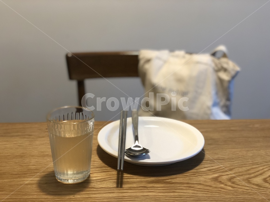 접시,숫가락,젓가락,물컵,식당,레스토랑,음식점,식사,그릇,나무,테이블