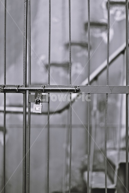철창문,자물쇠,닫힌문,흑백사진,출입금지,steelbarred,lock,감성,sensible,feeling,흑백,모노톤,monochrome,black and white