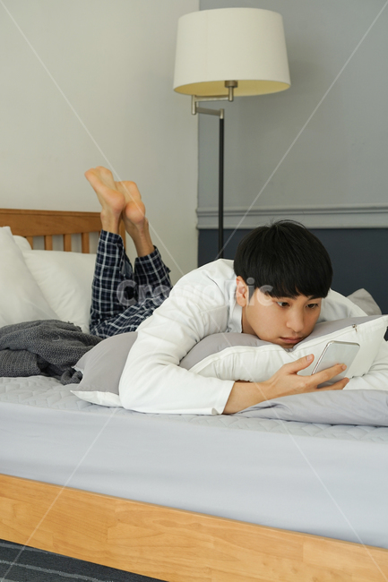 침대,침실,방,실내,집,하우스,남자,남성,이불,bed,휴식,휴일,집돌이,집콕,방구석,일상,사람,인물,인간,human,person,남성,남자,man,male
