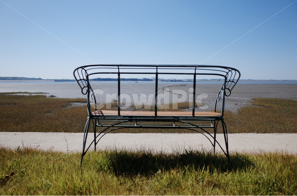 해변,서해,갯벌,벤치,의자,철제벤치,백사장,자연,풍경,nature,landscape,사물,물건,오브젝트,thing,object,matter,bench,park bench,공원 벤치