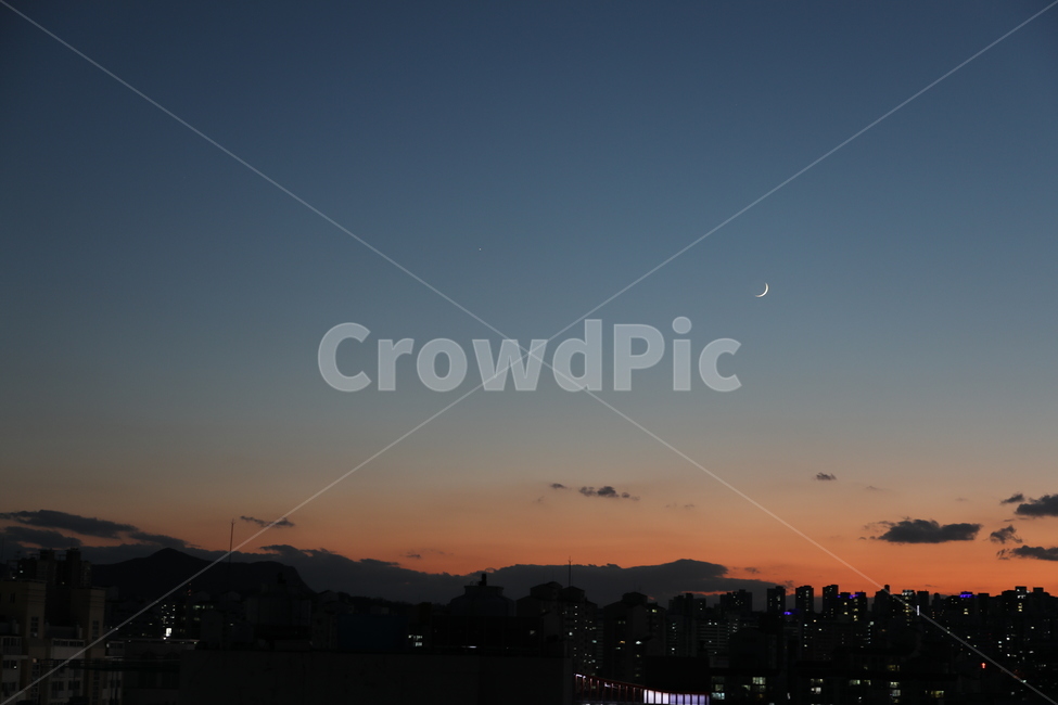 초승달,달,야경,노을,해질녘,풍경,하늘,야경,밤,풍경,nightscape,night,landscape,도시,city,한국도시풍경,한국도시경관,korea cityscape,nature,자연,outdoors,옥외