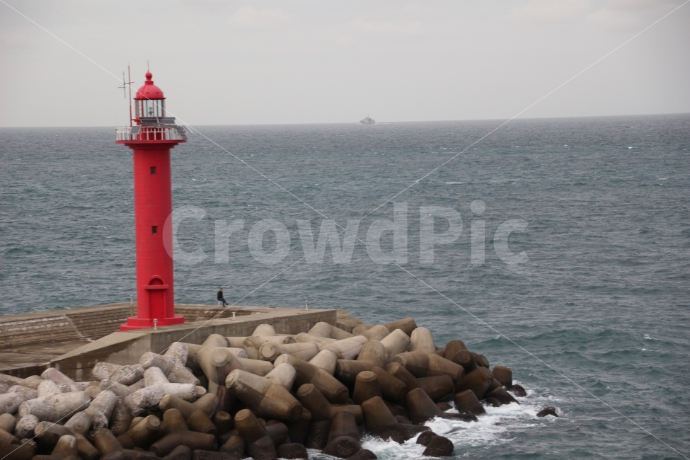 제주도,바다,등대,아저씨,파도,자연,풍경,nature,landscape,등대,lighthouse,architecture,건축물,building,건물,tower,탑