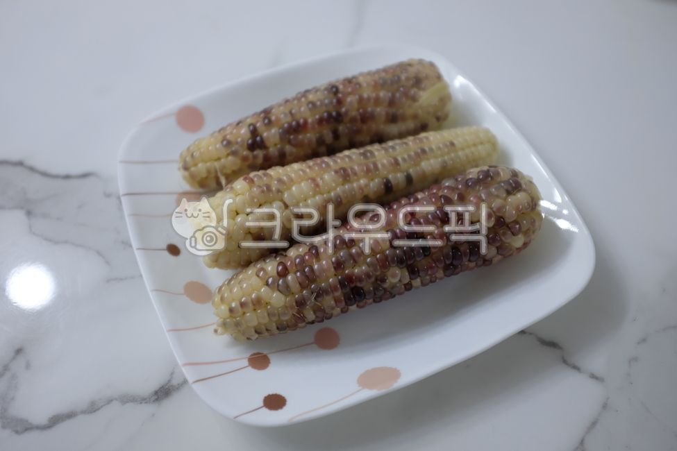 waxy corn,corn,snack,corn maize,Chodang Corn,plate,cone,corner,plant,steamed corn,9yearold crop