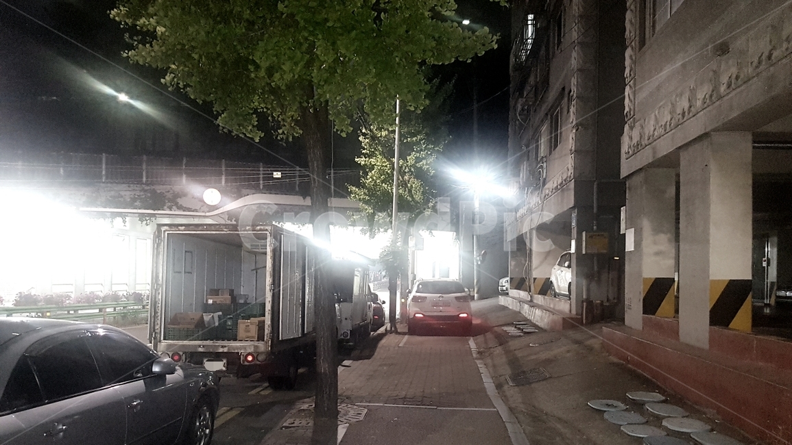 트럭,자동차,교통,차량,저녁길거리,어두운거리,밤길,저녁도로,굴다리,부천,가로수,불법주차,터널입구,고강터널