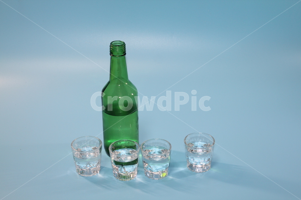 소주,술,소주병,술잔,소주잔,알콜,음주,술,주류,alcohol,사물,물건,오브젝트,thing,object,matter,연출,컨셉,콘셉,direction,concept