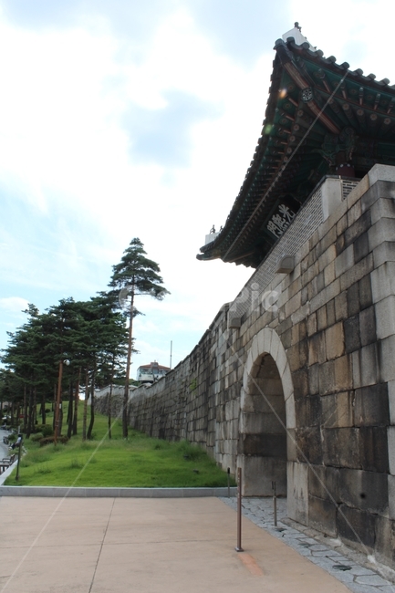 성곽,푸른하늘,풍경,잔디밭,여름풍경,한국전통,한국문화,korean traditional,korean culture,건축물,건물외관,exterior,building,structure,architecture,construction