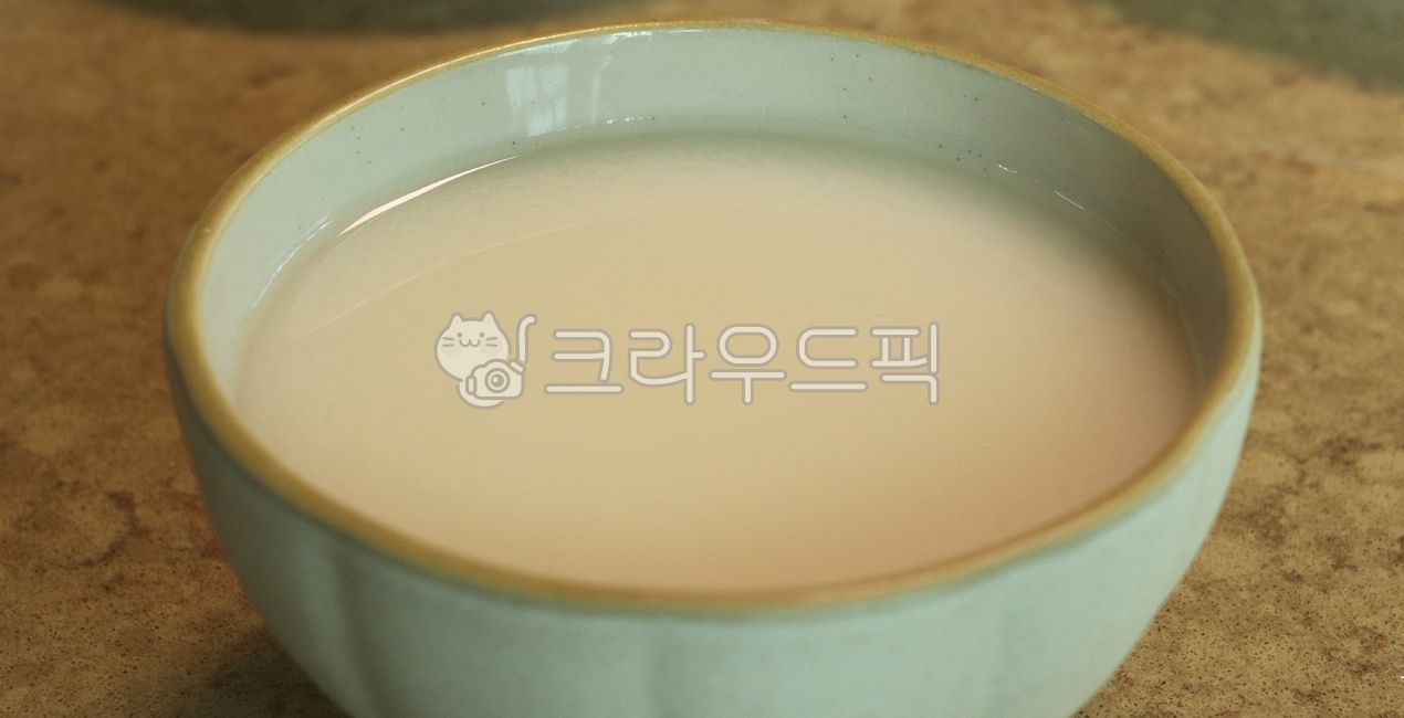 Makgeolli,traditional liquor,alcohol,Korean food,traditional food,rice wine,fermented liquor,drinking cup,drinking party,Korean culture