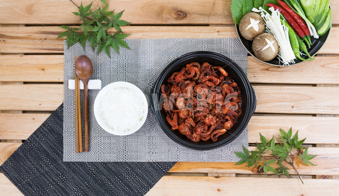 주꾸미,요리,다이어트,매운음식,식기류,건강식,조리법,그릇,테이블,식사,맛있다,먹다,별미,낙지,문어,맵다,짜다,준비,숟가락,식탁,붉다,해산물,바다요리,재료,배고프다,무침,볶음,식당,볶다,젓가락,매콤하다,양념,밥도둑,쌀,밥,야채,음식,식재료,요리,food,cook,meal,dishes,food reserves,한식,한국음식,한국요리,korean food,korean dishes,korean meal,korean cook