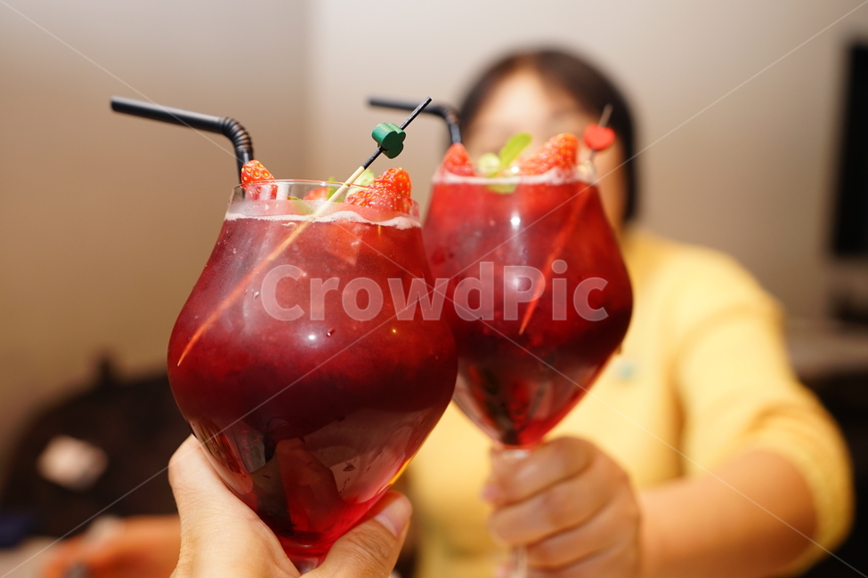 칵테일,색감,컬러풀,데이트,레드,알콜,빨강,red,딸기,음료,마실거리,빨대,기념일,과일,디너,기념일,축하,anniversary,congratulation,celebrate,celebration,술,주류,alcohol