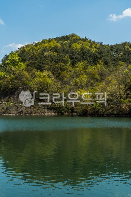 sky,cloud,blue sky,white clouds,Reservoir,puffy clouds,lake