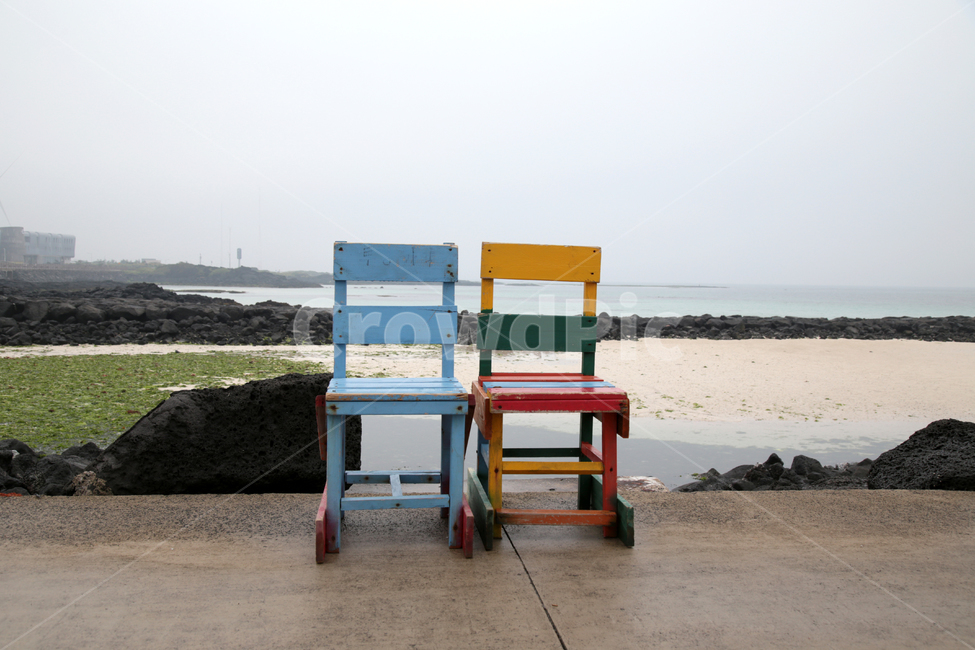 의자,나무의자,색깔,하늘색,칼라,노란색,빨간색,바위,해안,현무암,모래,길,도로,관광지,제주도,야외,자연,컨셉,풍경,자연,풍경,nature,landscape,제주도,jeju,jeju island,사물,물건,오브젝트,thing,object,matter,chair,furniture,가구