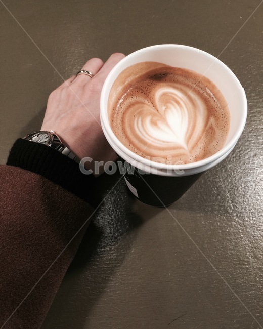 커피,라떼,latte,drink,커피컵,여자손,커피,카페,coffee,cafe