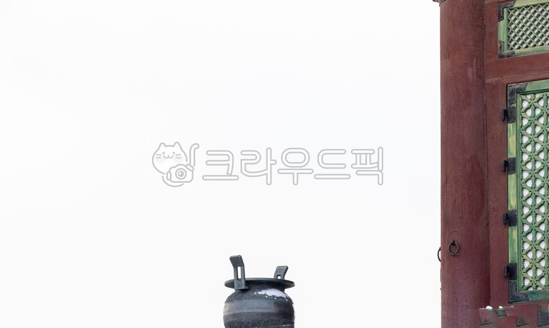 Gyeongbokgung building pillar,palace incense burner,snow,Incense burner,incenseburner,winter,Gyeongbokgung Palace,green pattern