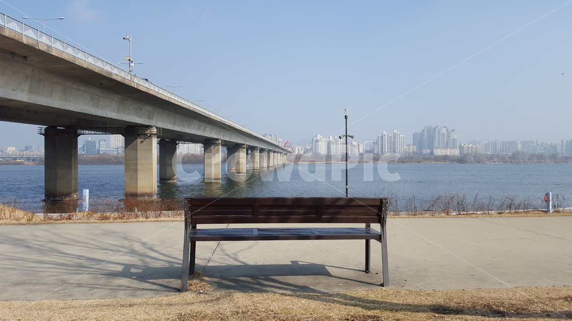 한강,벤치,고독,여유,감성,river,bench,solitude,spare,emotional,도시,풍경,city,landscape,furniture,가구,road,도로