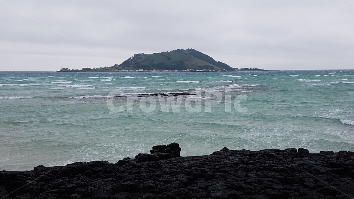 제주도,비양도,협제해수욕장,화산섬,에메랄드빛,자연,풍경,nature,landscape,한국자연풍경,한국자연경관,korea nature landscape,제주도,jeju,jeju island,outdoors,옥외,water,물,sea,바다,ocean,대양,land,땅,shoreline,해안선,promontory,곶