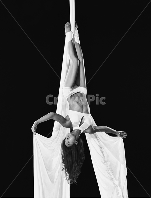 플라잉요가,에어리얼실크,요가,에어리얼요가,운동,스포츠,익스트림스포츠,바디프로필,서커스,곡예,사람,인물,인간,여성,여자,건강,헬스,운동복,요가복,폴웨어,유연성,근력운동,aerialsilk,aerialsilks,circus,아크로바틱,acrobat,acrobatic,human,person,female,healthcare,sports,extremesports,bodyprofile,사람,인물,인간,human,person,여성,여자,woman,female,lady,흑백,모노톤,monochrome,black and white