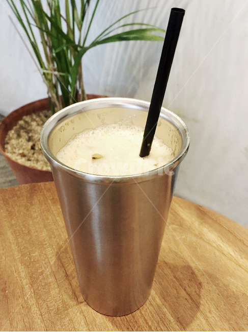 coffee,커피,아이스아메리카노,아아,카페,cafe,drink,스테인레스컵,스테인레스커피잔,stainless,빨대,straw,스트로우,거품,화분,탁자,커피숍,음료수,drink,beverage