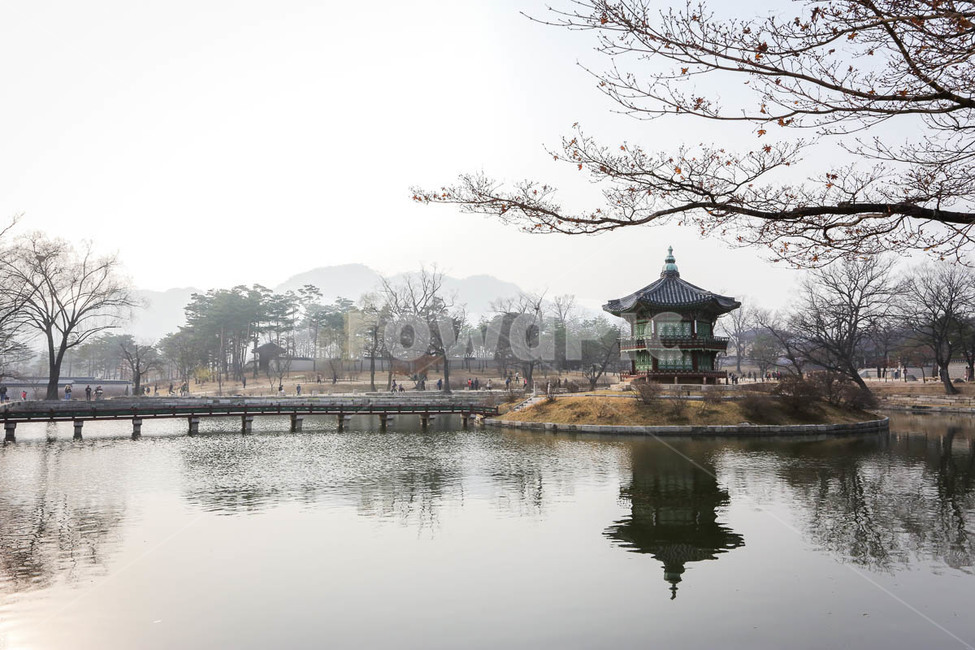 호수,한옥,산책,호수풍경,경북궁,한국전통,한국문화,korean traditional,korean culture,랜드마크,landmark,tourist attraction,한국랜드마크,한국관광지,한국명소,korea landmark,korea tourist attraction,건축물,건물외관,exterior,building,structure,architecture,construction