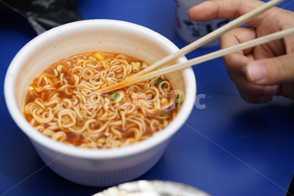 라면,컵라면,사발면,간식,먹방,면,국물요리,국물,먹빵,식탐,식사,간편,인스턴트,젓가락,나무젓가락,음식,사람,인물,인간,human,person,신체일부,몸,body,음식,식재료,요리,food,cook,meal,dishes,food reserves,면류,면요리,noodles,한식,한국음식,한국요리,korean food,korean dishes,korean meal,korean cook