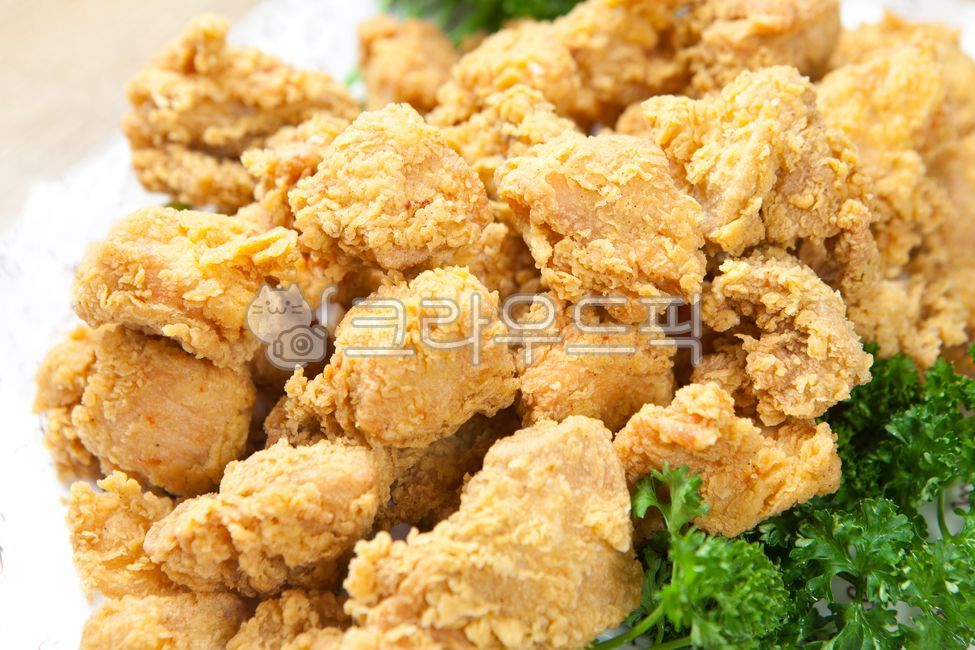 클로즈업,통닭,닭다리,패스트푸드,컨셉,요리,닭고기,육류,음식,식재료,식자재,seasonedchicken,wholechicken,chickenlegs,fastfood,concept,seasoning,cooking,chicken,friedfood,meat,food,순살,튀김,닭튀김,후라이드,치킨,닭요리,파슬리