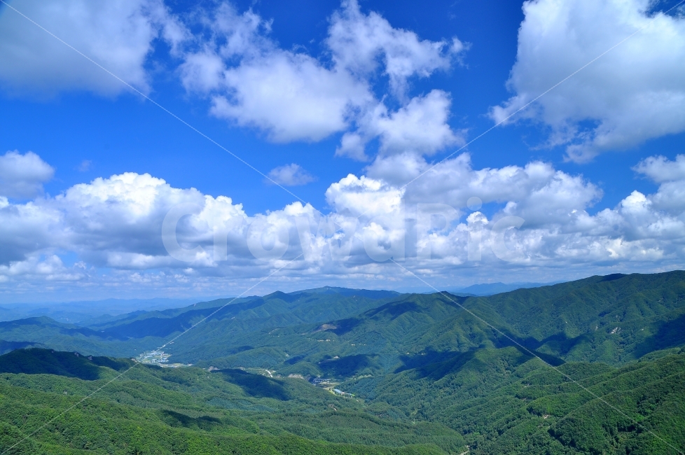 구름,뭉게구름,맑은날,하늘,상쾌함,산위에서,서정,시원함,sky,sns,ebook,bluesky,mountain,weather,원경,시안,디자인,디자이너,홈페이지,사보,카다로그,모바일,콘텐츠,마케팅,잡지,광고,전단,배너,팝업,청정,해맑은,산,멀리,바라보다,둥실둥실,기상,날씨,기상청,오염없는,청명,비온후,그림자,햇살,투명,파랑,블루톤,자연,풍경,nature,landscape,outdoors,옥외