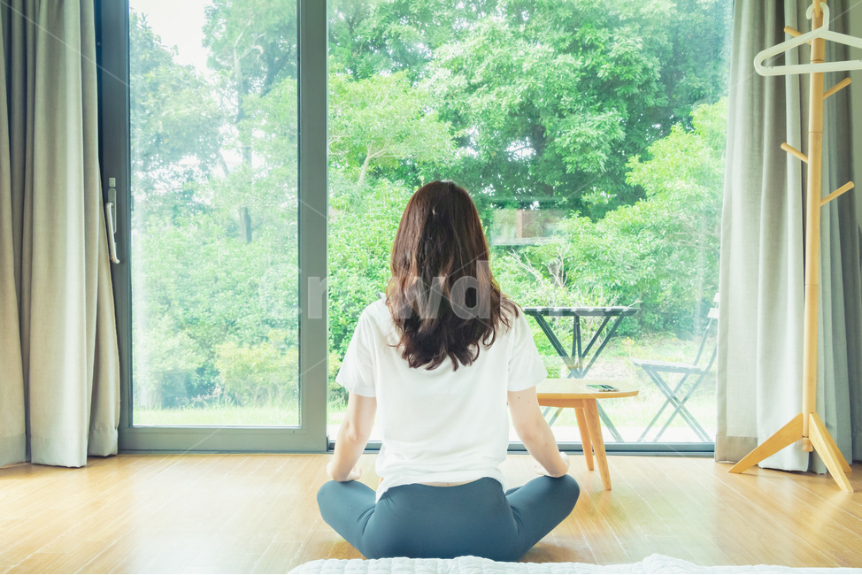운동,sport,exercise,fitness,요가,참선,명상,심호흡,복식호흡,안정,힐링,뒷모습,필라테스,사람,인물,인간,human,person,여성,여자,woman,female,lady,휴식,힐링,rest,relaxation,healing