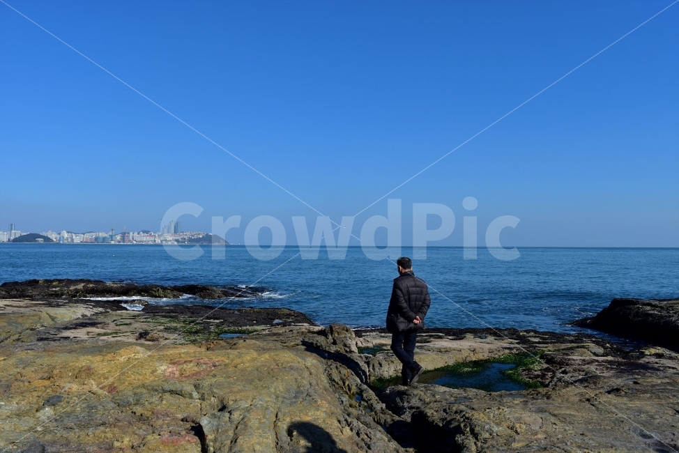 부산,바다,풍경,이기대,갯바위,겨울바다,바다내음,자연,명소,해안,해파랑길,갈맷길,자연,풍경,nature,landscape,도시,city,사람,인물,인간,human,person,남성,남자,man,male,고독함,외로움,쓸쓸함,우울함,슬픔,lonely,solitary,promontory,곶