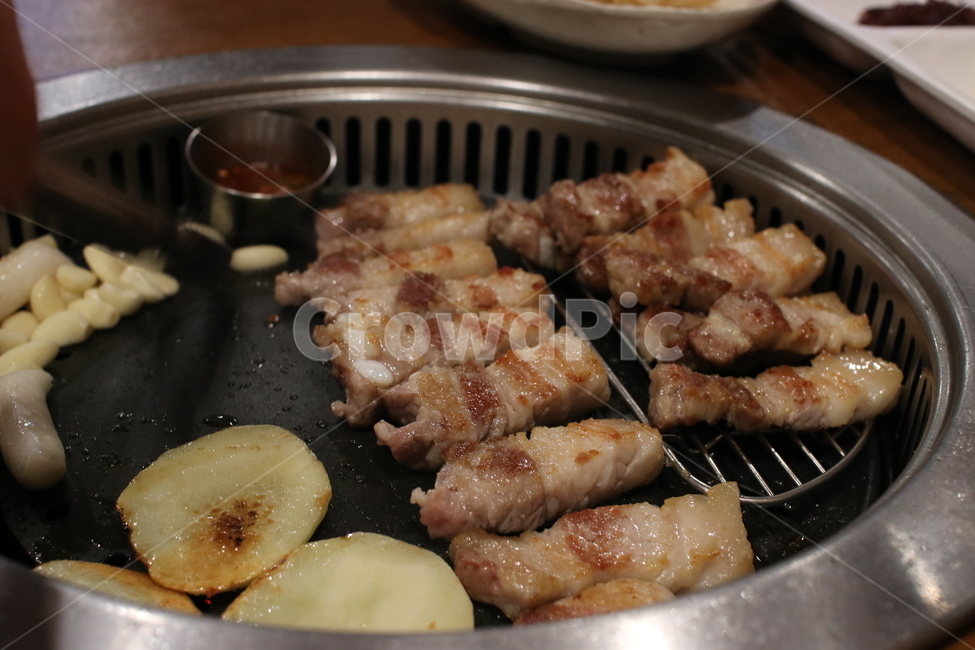 삼겹살,돼지고기,고기,목살,삼겹,쌈야채,쌈채소,상추,고추,깻잎,배추