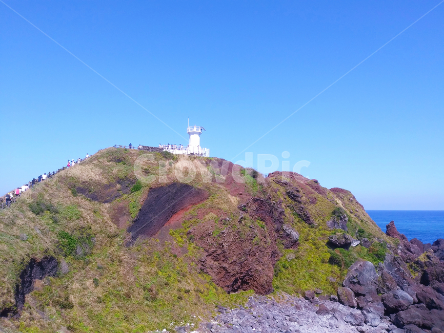 nature,outdoors,옥외,자연,제주도,섭지코지,관광,바다,절벽,등대,하늘,푸른색,흰색,수평선,blue,sea,lighthouse,휴가,괸광지,여행,풍경,푸른하늘,trip,vacation,summer,여름,여름휴가,landscape,landmark,랜드마크,자연,풍경,nature,landscape,제주도,jeju,jeju island
