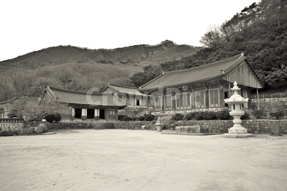 선운사,고창,영산전,전경,선운산,석등,흑백,한국전통,한국문화,korean traditional,korean culture,흑백,모노톤,monochrome,black and white,건축물,건물외관,exterior,building,structure,architecture,construction