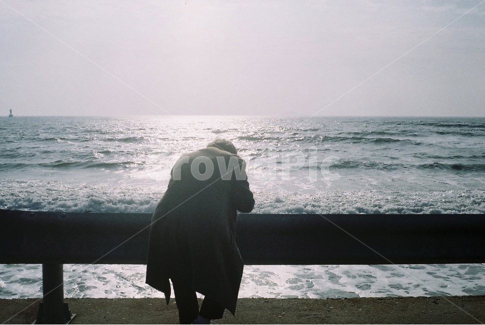 바다,촬영,뒷모습,코트,파도,사람,인물,인간,human,person,남성,남자,man,male,여행,휴가,traveling,vacation,trip,감성,sensible,feeling,휴식,힐링,rest,relaxation,healing,고독함,외로움,쓸쓸함,우울함,슬픔,lonely,solitary