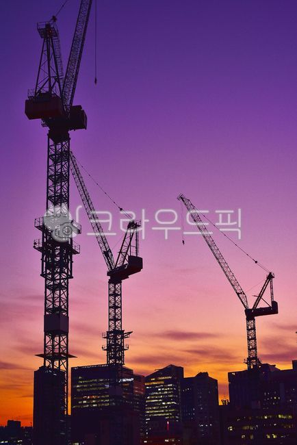도시야경,타워크레인,공사현장,건축현장,건설현장,공사장,석양,노을,황혼,해질녘,sunset,constructioncrane,건설크레인,산업,도시,시티,밤,nightview,재개발현장,실루엣,보라색,퍼플,색감,옥외,조명,불빛,야경,도심재개발