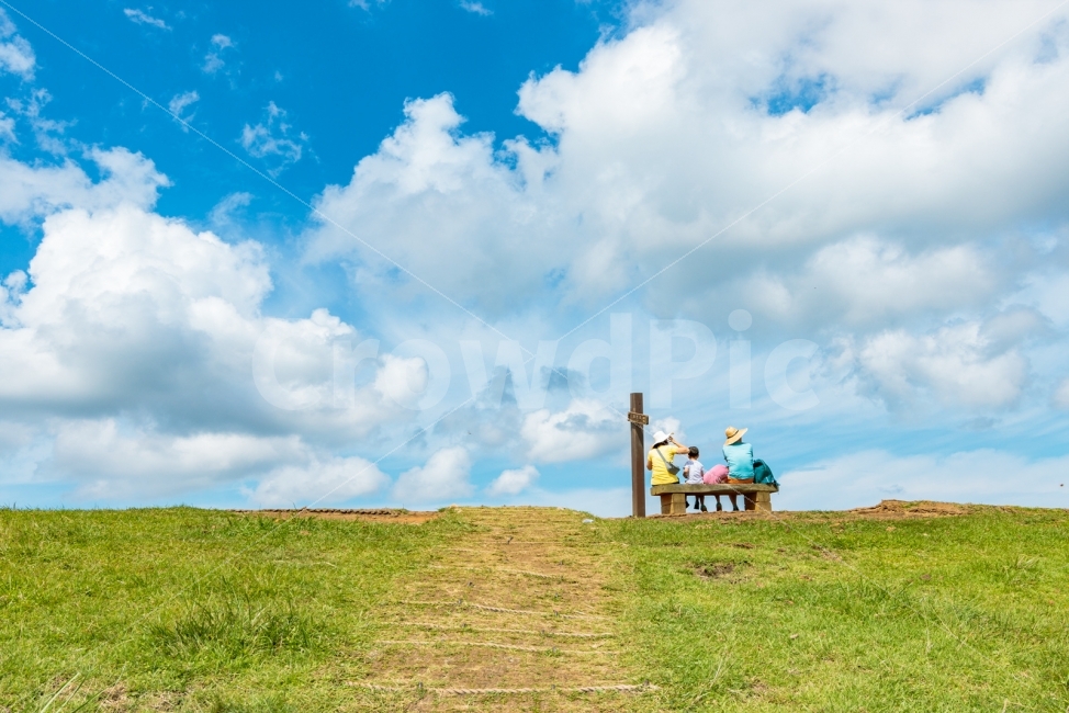 하늘,언덕,함께,풍경,휴식,가족,제주도,자연,풍경,nature,landscape,여행,휴가,traveling,vacation,trip,한국자연풍경,한국자연경관,korea nature landscape,사람,인물,인간,human,person,가족,패밀리,family,outdoors,옥외,grassland,목초지,field,들