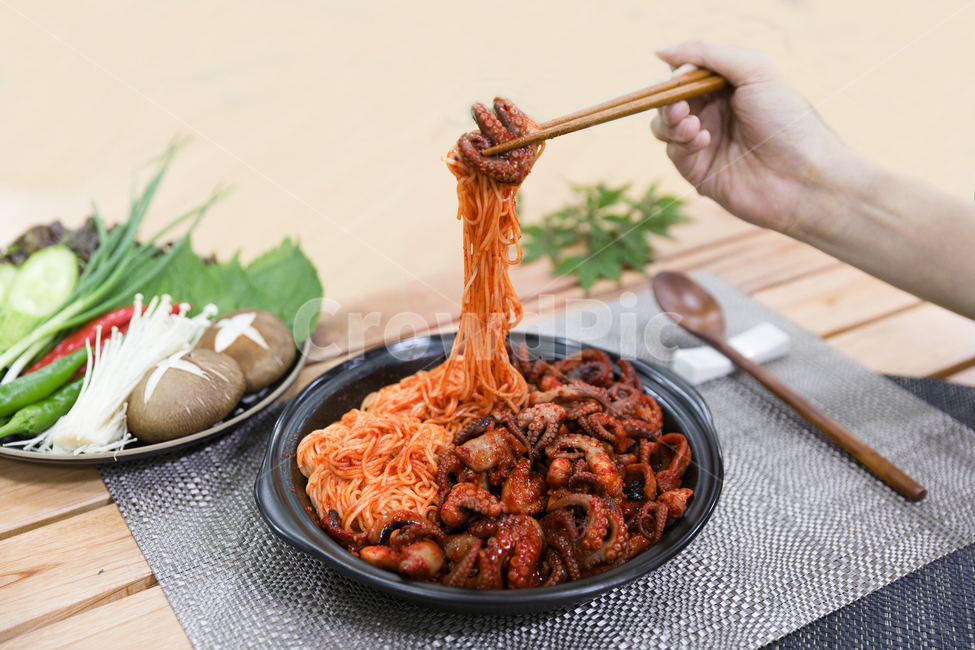 음식,쭈꾸미볶음,식사,안주,쭈꾸미,저녁식사,한식,korea,spicy,오징어볶음,식당,매콤,매운맛,red,맛집,고추장,고춧가루,식재료,요리,cook,reserves,수산물,해산물,fisheryproducts,seafood,한국음식,한국요리,food,dishes,korean,meal,koreancook,맛있다,먹다,맵다,소스,볶음,사람,인물,인간,human,person,신체일부,몸,body,음식,식재료,요리,food,cook,meal,dishes,food reserves,한식,한국음식,한국요리,korean food,korean dishes,korean meal,korean cook